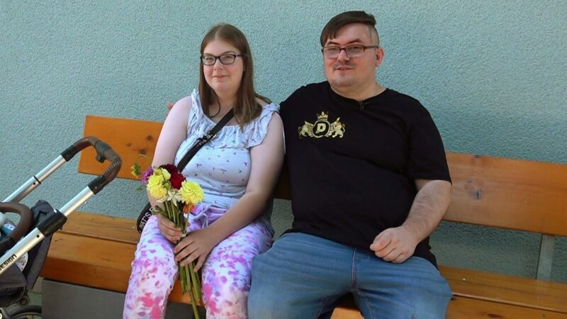 Pascal hat seit Kurzem eine neue Freundin und ist überglücklich. Das Paar hat sich über das Internet kennengelernt. Tina wohnt zwar 60 Kilometer entfernt, aber trotz der Entfernung hat das frische Liebesglück bei dem Hartz-IV-Empfänger schon einige Veränderungen bewirkt.; Pascal hat seit Kurzem eine neue Freundin und ist überglücklich. Das Paar hat sich über das Internet kennengelernt. Tina wohnt zwar 60 Kilometer entfernt, aber trotz der Entfernung hat das frische Liebesglück bei dem Hartz-IV-Empfänger schon einige Veränderungen bewirkt. – Bild: RTLZWEI