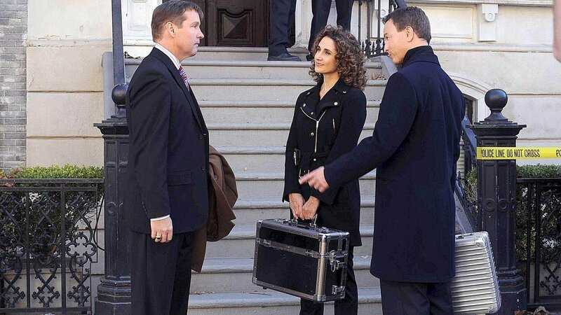 Det. Bonasera (Melina Kanakaredes) und Det. Taylor (Gary Sinise, r.) unterhalten sich mit Staatsanwalt Craig Hansen (D. B. Sweeney). Hat er Beweise am Tatort manipuliert? – Bild: MG RTL D /​ CBS