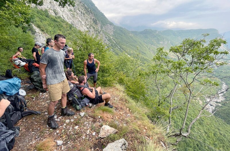 Ein Team von 14 Wissenschaftlerinnen und Wissenschaftlern untersucht ein ursprüngliches Waldgebiet in Albanien. – Bild: MedienKontor/​Rolnd Gockel