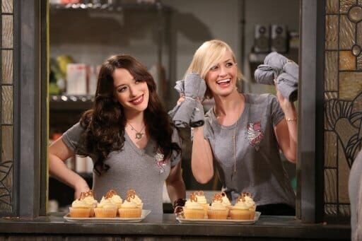 Sie versuchen, Hans Diner vor der Zerstörung durch die Stadtverwaltung zu bewahren: Max (Kat Dennings, l.) und Caroline (Beth Behrs, r.) … – Bild: OTTC