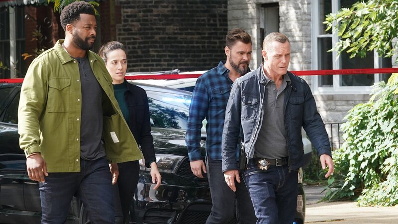 L-R: Kevin Atwater (LaRoyce Hawkins), Kim Burgess (Marina Squerciati), Patrick John Flueger (Adam Ruzek) und Hank Voight (Jason Beghe) – Bild: AXN
