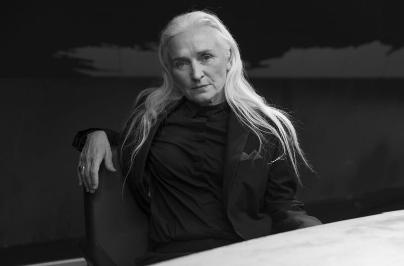 Eine Gruppe von Schauspielerinnen stellt die Regierung eines fiktiven Landes dar – mit dabei: Olwen Fouéré. – Bild: Birgit Kaulfuss Eine Gruppe von Schauspielerinnen stellt die Regierung eines fiktiven Landes dar – mit dabei: Olwen Fouéré. – Bild: Birgit Kaulfuss