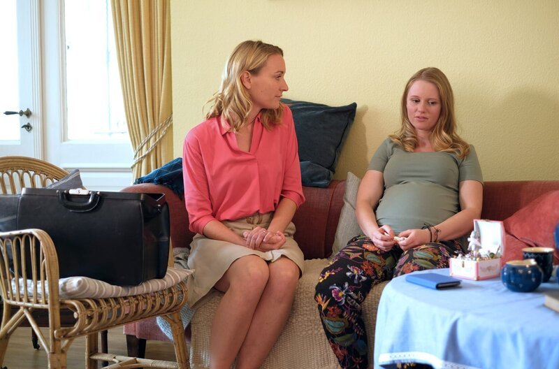 Die im 8. Monat schwangere Linda David (Franziska Breite, r.) steckt mitten in einer persönlichen Krise. Wegen ständigen gesundheitlichen Beschwerden wendet sie sich an Tanja (Christina Athenstädt, l.), der nicht viel Zeit bleibt, um den Grund für die Erkrankung zu finden. – Bild: ARD/​Jacqueline Krause-Burberg