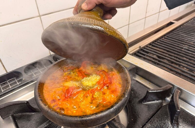 Die Tajine, ein traditioneller Lehmkochtopf mit gewölbtem oder auch spitzem Deckel aus Marokko. – Bild: HR