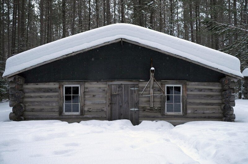 Von Unterkünften europäischer Siedler zum Symbol für eine enge Verbindung mit der Natur: Ende der 40er Jahre erlebte Kanada ein wiedererwachendes Interesse an seinen endlosen Weiten. – Bild: Elephant Doc