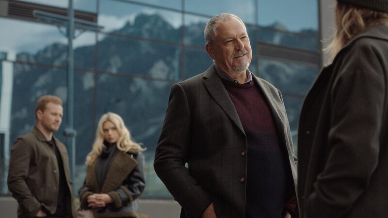 Anais (Chelsie Preston Crayford, r.) lernt den Unternehmer Harry (Peter Elliott, 2.v.r.) kennen, mit dem ihre Mutter viel Zeit verbringt. Er ist auch gut mit Anais’ Ex-Verlobtem Luke (Charles Jazz Terrier, l.) und dessen Frau Maja (Indiana Evans, 2.v.l.) befreundet. – Bild: ZDF und Emma Jones