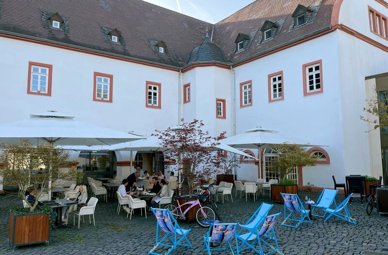 Der Außenbereich des Schlossrestaurants Aroma in Heusenstamm. – Bild: HR