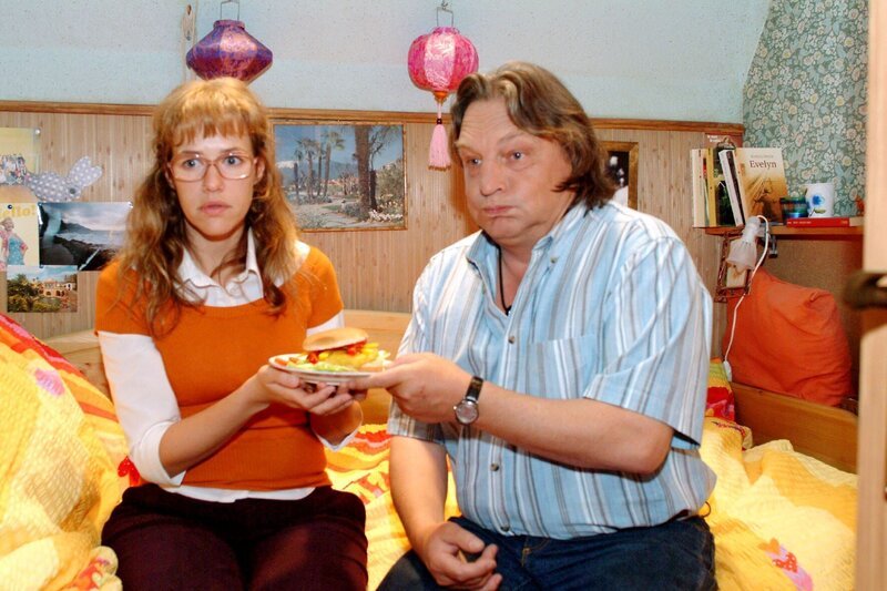 Lisa (Alexandra Neldel, l.) bringt es wieder nicht übers Herz, Bernd (Volker Herold, r.) von ihrem Auszug zu erzählen. (Dieses Foto von Alexandra Neldel darf nur in Zusammenhang mit der Berichterstattung über die Serie „Verliebt in Berlin“ veröffentlicht und verbreitet werden.) – Bild: SAT.1 /​ Monika Schürle