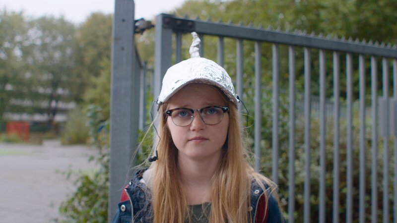 Floor (Bobbie Mulder) ist definitiv nicht glücklich mit ihrem selbstgemachten Unicorny. – Bild: NDR/​NL Film