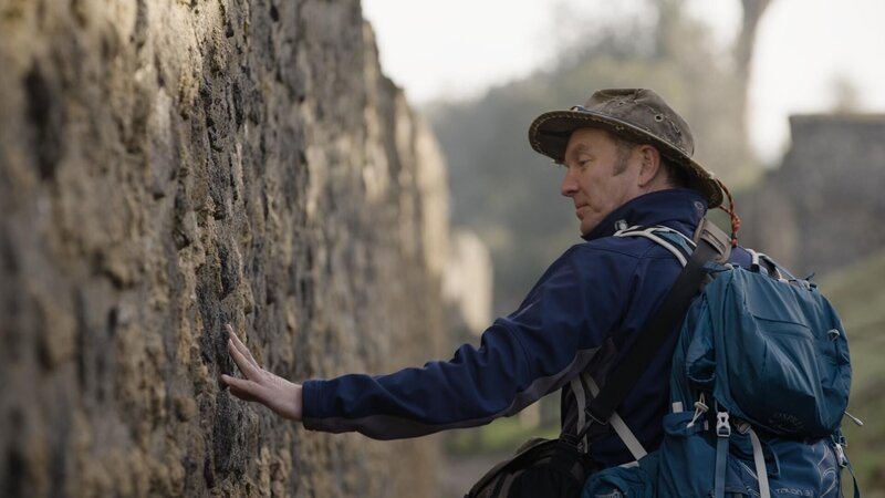 Professor Dougal Jerram bei einem Spaziergang durch die Straßen von Pompeji. (National Geographic) – Bild: NGC NETWORK US, LLC