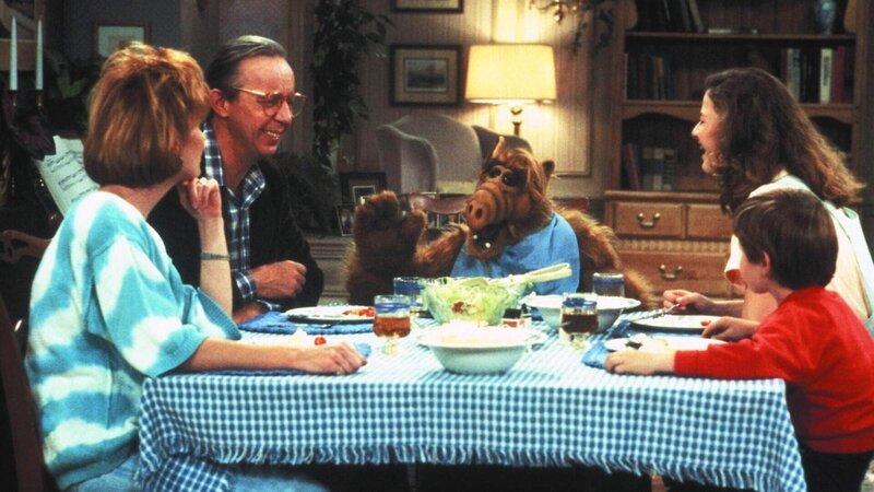 (v.li.) Kate (Anne Schedeen), Willie (Max Wright), Alf, Lynn (Andrea Elson) und Brian (Benji Gregory) – Bild: TVNOW