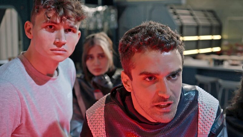 Max (Filip Shaulov), Gabby (Ilae Ilaee Lahav) und Tom (Shon Amsalem) fahren das Verteidigungsschild hoch. – Bild: NDR/​Sklan&Ka
