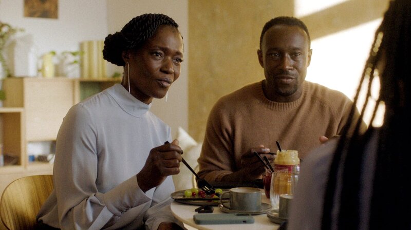 ARD Degeto SCHWARZE FRÜCHTE , „Folge 3“, ab Freitag (18.10.24) um 05:30 Uhr in der ARD MEDIATHEK Ema (Sheri Hagen) und Adamu (Jerry Kwarteng) © ARD Degeto/​Jünglinge Film/​Studio Zentral/​Claudia Schröder (Repro), honorarfrei – Verwendung gemäß der AGB im engen inhaltlichen, redaktionellen Zusammenhang mit genannter Degeto-Sendung und bei Nennung „Bild: ARD Degeto/​Jünglinge Film/​Studio Zentral/​Claudia Schröder (Repro)“ (S2). ARD Degeto/​Programmplanung und Presse, Tel: 069/​1509⁠–⁠335, degeto-presse@degeto.de – Bild: ARD Degeto/​Jünglinge Film/​Studio /​ ARD Degeto/​Programmplanung und P