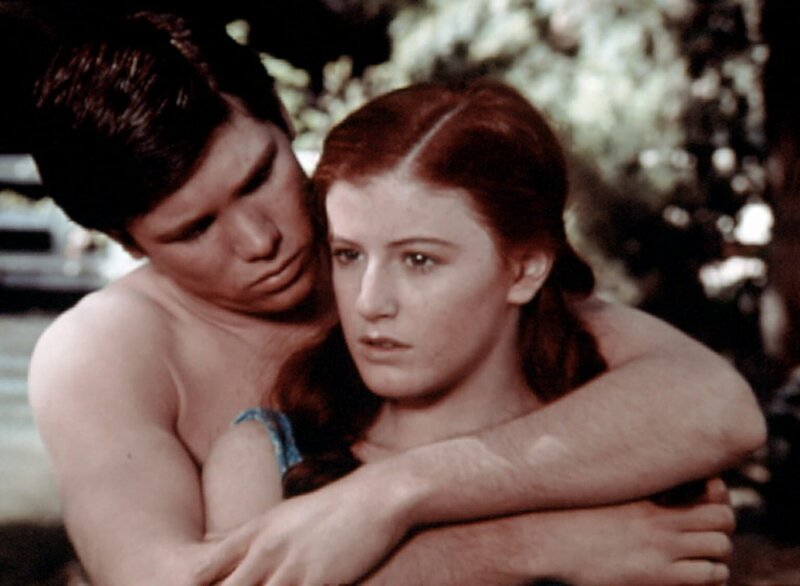 Drew (Tony Becker, l.) möchte eine ganze Nacht mit Elizabeth (Kami Cotler, r.) verbringen. Sie zögert. – Bild: WARNER BROS. INTERNATIONAL TELEVISION