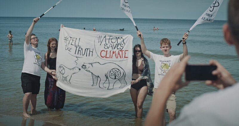 Junge Mitglieder der polnischen Klimabewegung protestieren für den Bau eines Atomkraftwerks in Choczewo. – Bild: Anton Yaremchuk /​ ZDF