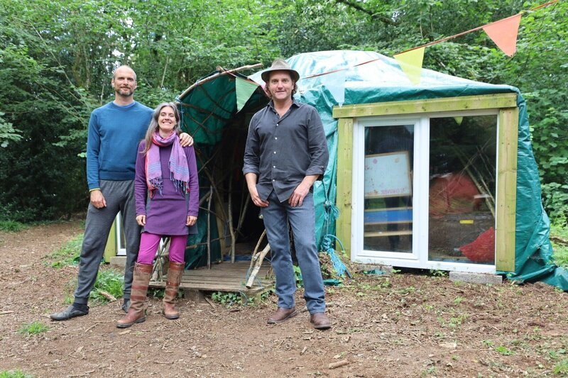 V.l.: Ralph, Rebecca und Simon Parfett vor dem Schuppen – Bild: Ralph & Dizzys Bender /​ RTL /​ Plimsoll Productions Ltd