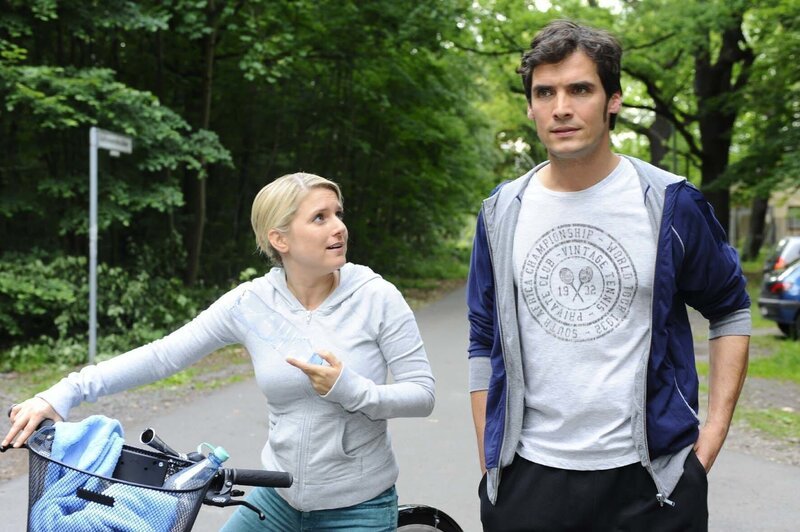 Nach und nach merkt Anna (Jeanette Biedermann, l.), dass sie doch Gefühle für Alexander Zeiss (Paul Grasshoff, r.) hat … – Bild: SAT.1 /​ Oliver Ziebe
