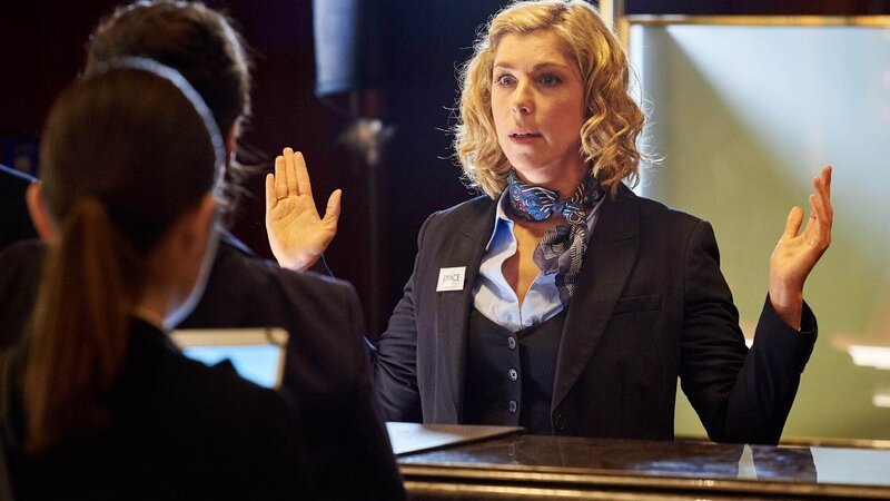 Conny (Brigitte Zeh) begegnet auf der Arbeit zum ersten Mal ihrer neuen Chefin und verscherzt es sich gleich mit ihr. – Bild: TVNOW /​ Reiner Bajo