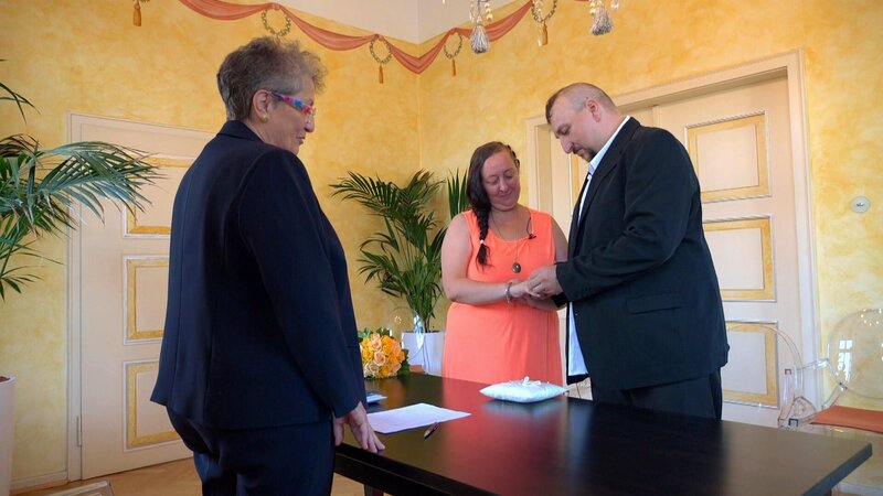 Für Petra und Sascha läuten endlich die Hochzeitsglocken! Wieso allerdings bei der Trauung auf Trauzeugen und Freunde verzichtet wird, kann sich auch die Standesbeamtin nicht erklären. – Bild: RTLZWEI