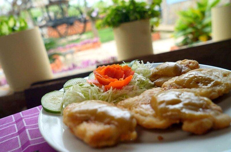 Leckeres aus dem Meer: Die frisch gefangenen Schnapper verarbeitet Niurka zu Fischkrapfen mit Gouda. – Bild: Elephant Doc