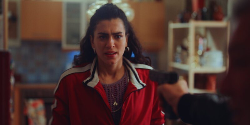 Louna (Anna Bardavelidze) realisiert, dass nicht nur sie selbst in diesem Moment in höchster Gefahr schwebt. – Bild: ZDF und Philip Jestädt