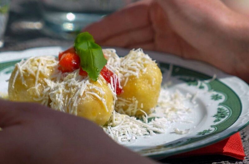 Genießen in der Tschechischen Republik: Die süßen Erdbeerknödel serviert Sandra mit Puderzucker und Schlagsahne oder Quark. – Bild: Elephant Doc