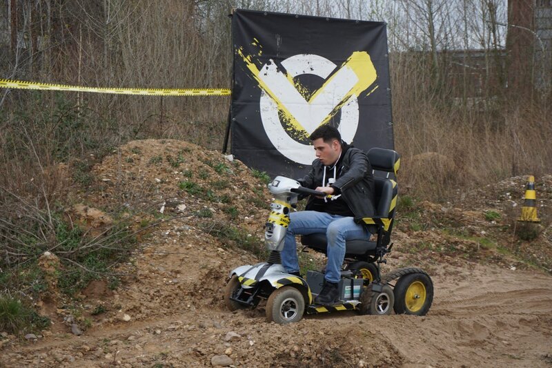 Cem testet einen gepimpten Seniorenscooter und macht damit Offroad-Gelände unsicher. – Bild: ZDF/​Laura Dalinghaus