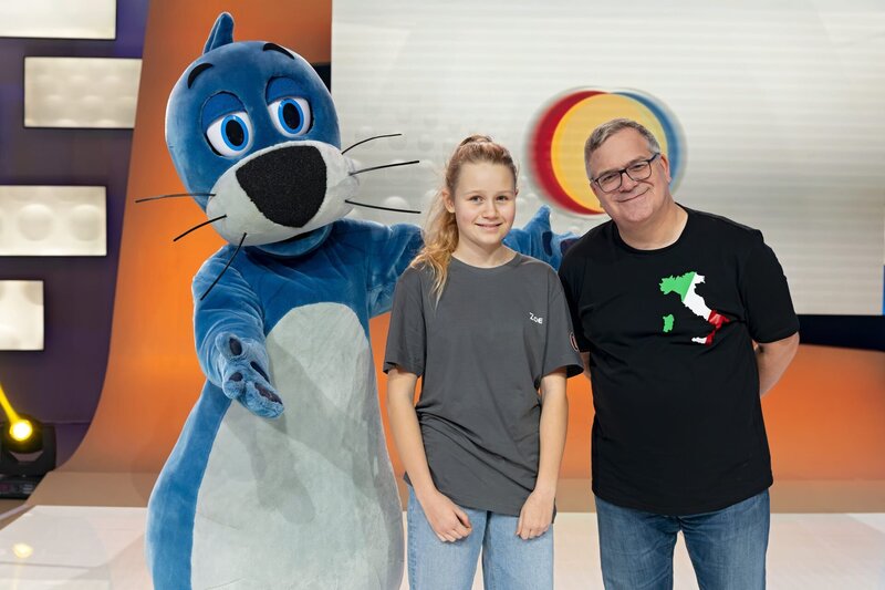 Kamerakind Zoe (M.) freut sich mit Piet (l.) und Elton (r.) über die gelungene Sendung. – Bild: Ralf Wilschewski /​ ZDF