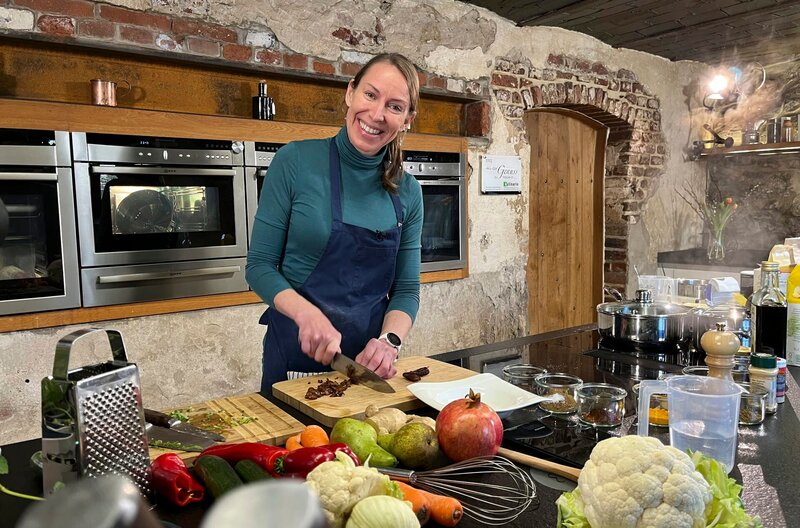 Yogalehrerin Riina Koskinen gibt auch ayurvedische Kochkurse. – Bild: HR
