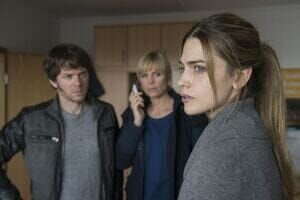 Behutsam versuchen Ina und Tom herauszufinden, ob sich Lisa an ihren Vergewaltiger erinnern kann.  v.l.n.r.: Tom Kowalski (Steffen Schroeder), Ina Zimmermann (Melanie Marschke), Lisa Baisch (Laura Berlin). – Bild: ZDF /​ Uwe Frauendorf