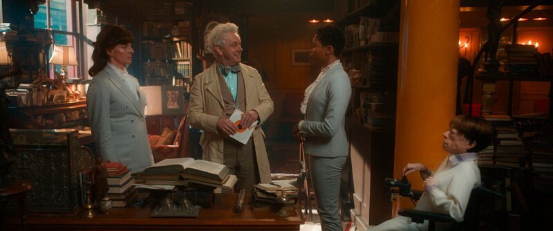 Doon Mackichan (Michael), Michael Sheen (Aziraphale), Gloria Obianyo (Uriel), Liz Carr (Saraqael) – Bild: Amazon Studios