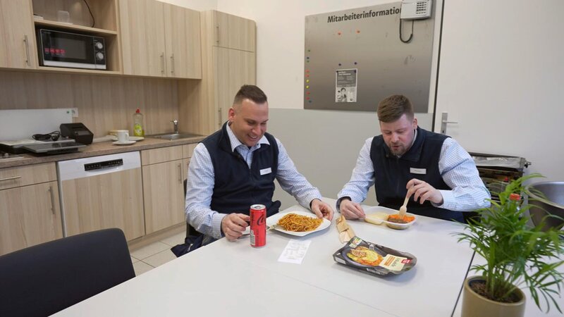 Yusuf (li.) und Neuzugang Markus bei der Mittagspause – Bild: RTLZWEI, Brot & Butter Entertain