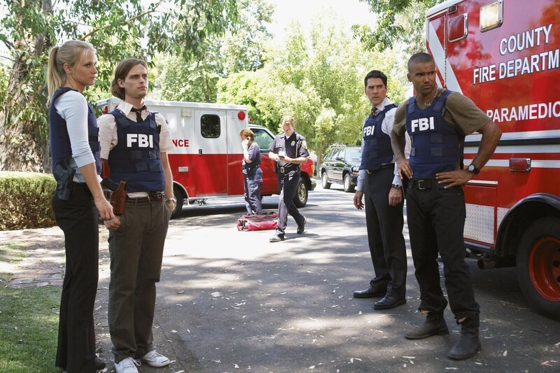 Ein neuer Fall muss gelöst werden, doch Gideon erscheint nicht zum Dienst. ‚JJ‘ (AJ Cook, l.), Reid (Matthew Gray Gubler, 2.v.l.), Hotch (Thomas Gibson, 2.v.r.) und Morgan (Shemar Moore, r.) machen sich Sorgen, müssen aber trotzdem an die Arbeit … – Bild: ABC Studios