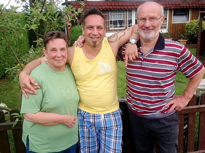 Busfahrer Marc (M.) und seine Eltern Lisa und Ernst sind mit Leib und Seele Dauercamper. Seit elf Jahren fahren die Essener jedes Wochenende zum Campingplatz. – Bild: VOX