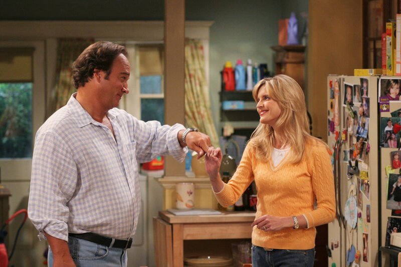 Jim (James Belushi), Cheryl (Courtney Thorne-Smith) – Bild: Disney /​ © 2013 The Walt Disney Company Germany