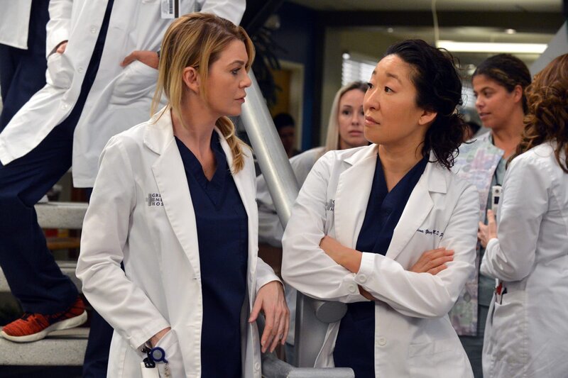 Können die neue Anti-Beziehungs-Politik im Krankenhaus nicht verstehen: Meredith (Ellen Pompeo, l.) und Cristina (Sandra Oh, r.) … – Bild: American Broadcasting Companies, Inc.