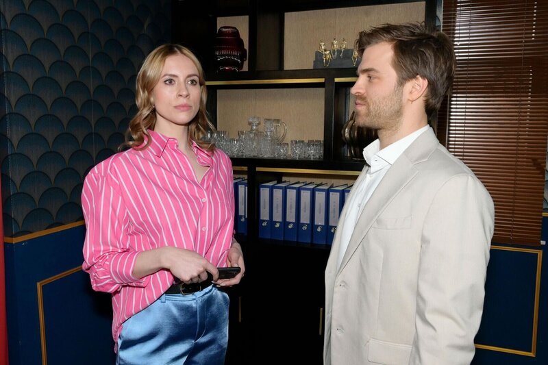 Julian (Onno Buß) will Stress mit Zoe (Lara Dandelion Seibert) vermeiden. – Bild: RTL /​ Rolf Baumgartner