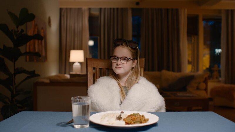Floor (Bobbie Mulder) erzählt ihrer Familie beim Abendessen, dass sie Schauspielerin werden möchte. – Bild: NDR/​NL Film
