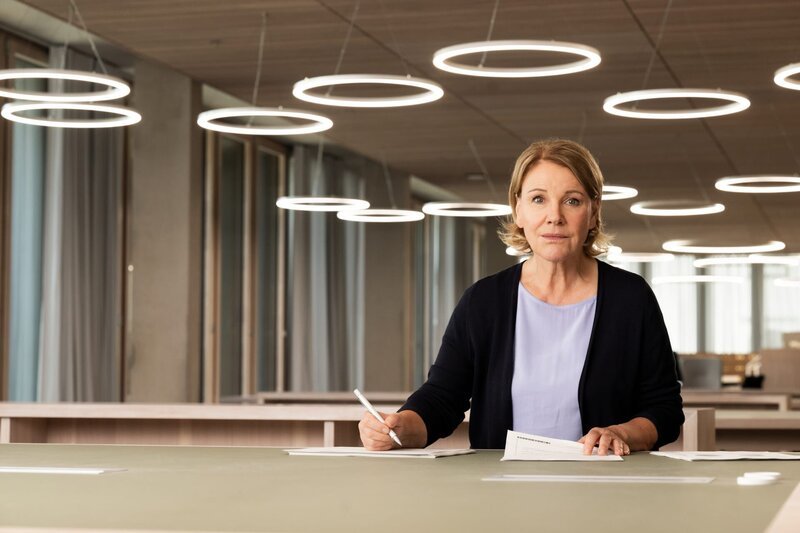 Marie Brand (Mariele Millowitsch) untersucht in ihrem aktuellen Fall den Mord an dem Museumdirektor Markus Krull. – Bild: ZDF und Martin Valentin Menke