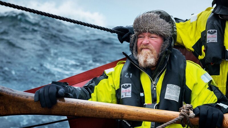 Besatzungsmitglied im Überlebensanzug – Bild: Peder Jacobsson/​Thos Robinson