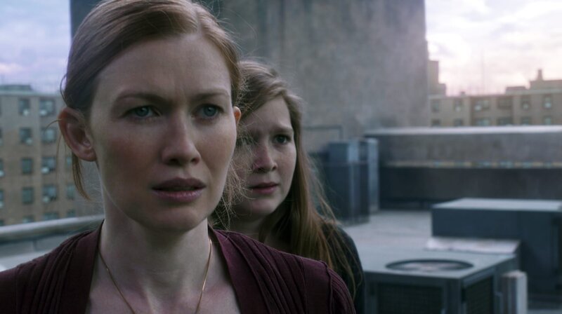 L-R: Karin Lane (Mireille Enos) und Rachel Lane (Abigail Hargrove) – Bild: MKNS L-R: Karin Lane (Mireille Enos) und Rachel Lane (Abigail Hargrove) – Bild: MKNS