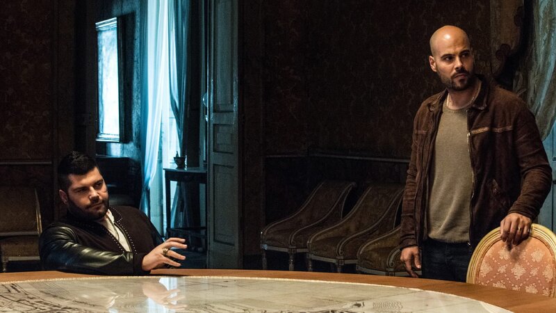 Genny Savastano (Salvatore Esposito, l.) und Ciro Di Marzio (Marco D’Amore, r.) – Bild: AXN Black