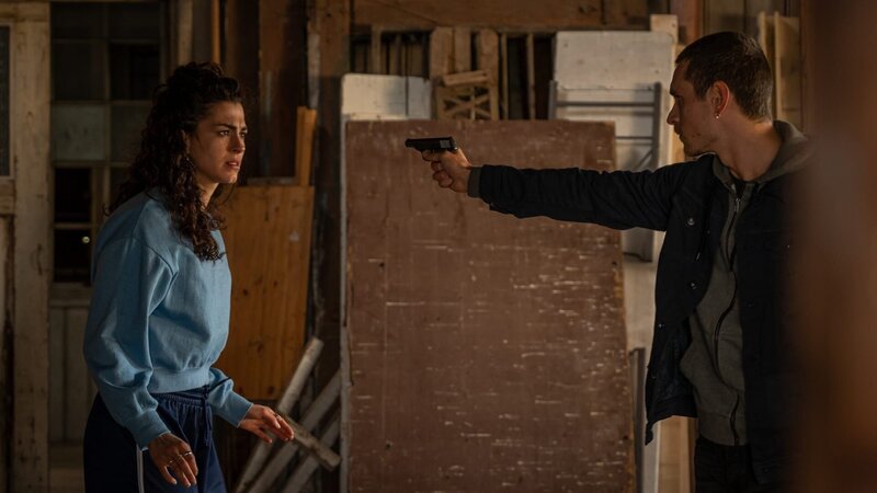 Louna (Anna Bardavelidze, l.) will Liam (Ludwig Brix, r.) aufhalten und bringt sich dabei selbst in Gefahr. – Bild: ZDF