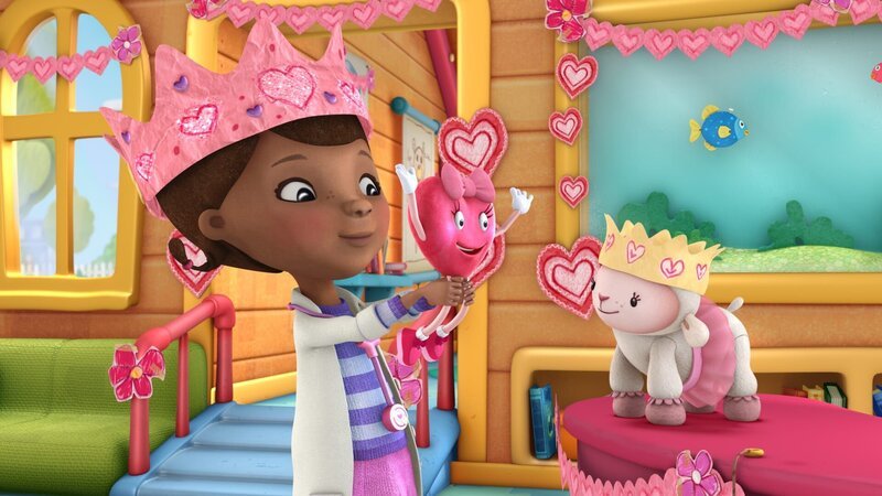 DOC MCSTUFFINS – „My Huggy Valentine“ – Doc receives a stuffed Valentine’s Day heart named Val as a gift and Lambie gets jealous because she thinks Doc likes her new toy better. This episode of Disney Junior’s „Doc McStuffins“ airs FRIDAY, FEBRUARY 1 (10:00 AM – 10:30 AM ET/​PT) on Disney Junior. (DISNEY JUNIOR) DOC, VAL, LAMBIE; DOC MCSTUFFINS – „Huggy Valentine“ – (DISNEY JUNIOR – Bild: Disney Enterprises, Inc.