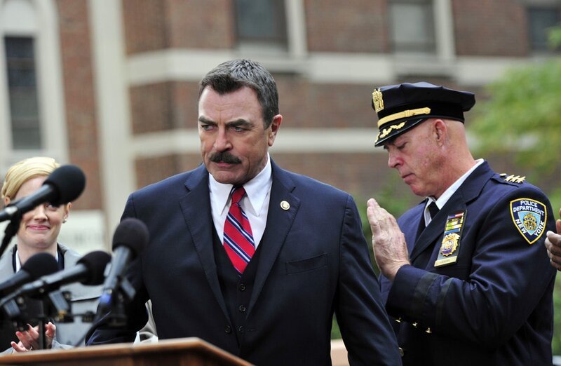 Während einer Pressekonferenz muss sich Frank Reagan (Tom Selleck, M.) den Fragen der Journalisten stellen. – Bild: 2010 CBS Broadcasting Inc. All Rights Reserved Lizenzbild frei