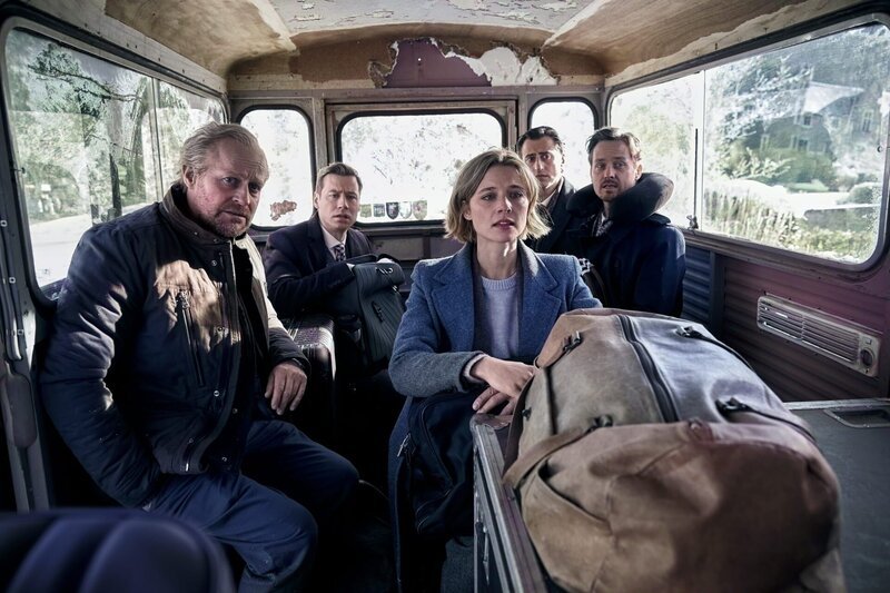 Endlich ist der Workshop vorbei, der Schnee hat sich gelichtet, das Team tritt die Heimreise an. Von links: Jim (Jürgen Vogel), David (David Kross), Rebecca (Svenja Jung), Bernhard (Serkan Kaya) und Andreas (Tom Schilling) – Bild: Taimas Ahangari / ZDF Endlich ist der Workshop vorbei, der Schnee hat sich gelichtet, das Team tritt die Heimreise an. Von links: Jim (Jürgen Vogel), David (David Kross), Rebecca (Svenja Jung), Bernhard (Serkan Kaya) und Andreas (Tom Schilling) – Bild: Taimas Ahangari / ZDF