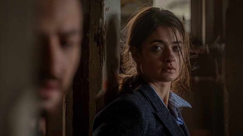 Ylva (Philine Schmölzer, r.) und Samuel (Walid Al-Atiyat, l.) spüren trotz ihrer gefährlichen Situation eine gewisse Anziehung zueinander. – Bild: ZDF und Reza Rasouli