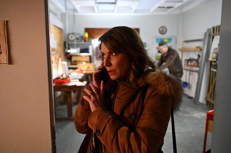 Daniela (Berrit Arnold) verheimlicht unwohl Dragans Anruf vor Henning (Stefan Bockelmann, hinten). – Bild: RTL /​ Julia Feldhagen