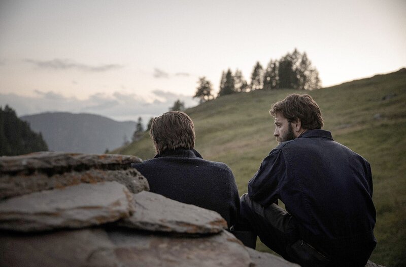 Bruno (Alessandro Borghi, li.) und Pietro (Luca Marinelli, re.) haben sich seit 20 Jahren nicht mehr gesehen. Beide sind vom Leben gezeichnet. – Bild: Alberto Novelli/Wildeside Bruno (Alessandro Borghi, li.) und Pietro (Luca Marinelli, re.) haben sich seit 20 Jahren nicht mehr gesehen. Beide sind vom Leben gezeichnet. – Bild: Alberto Novelli/Wildeside