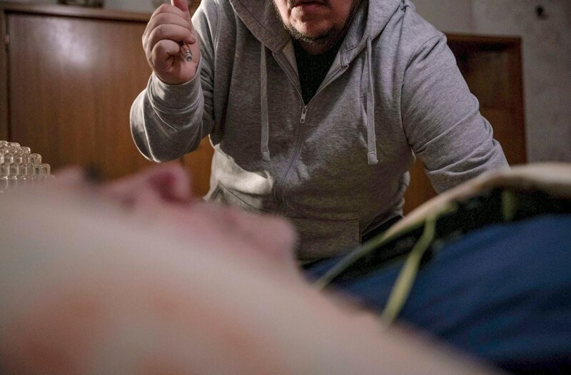 hr-fernsehen TÖDLICHE PFLEGE – DER SERIENMÖRDER IM EIGENEN HAUS (1), ARD Crime Time, Eine Doku-Serie von Markus Cebulla, am Mittwoch (28.05.25) um 21:45 Uhr und in der ARD Mediathek. Hilfspfleger Grzegorz W. tötete seine Patienten mit Insulin. Bild kann für alle Teile genutzt werden. – Bild: HR/​Fabian Hackenberg